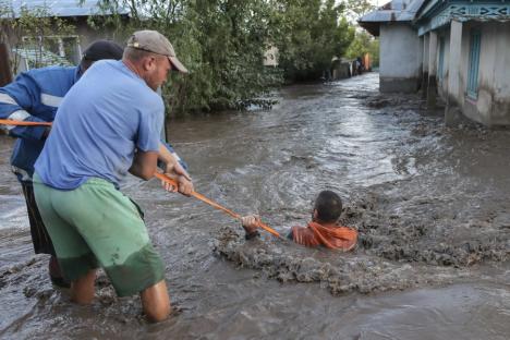 Inundații istorice în Galați: Peste 5.000 de gospodării din 12 localități au fost afectate. Se pregătesc tabere pentru sinistrați (FOTO/VIDEO)