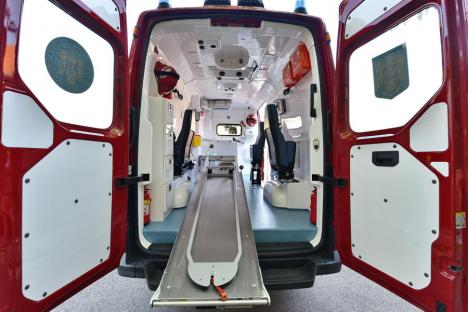 Autospeciale noi pentru salvatorii din Bihor: ambulanță pentru nou-născuții în stare gravă și o scară cu care pompierii ajung la 43 de metri înălțime (FOTO)