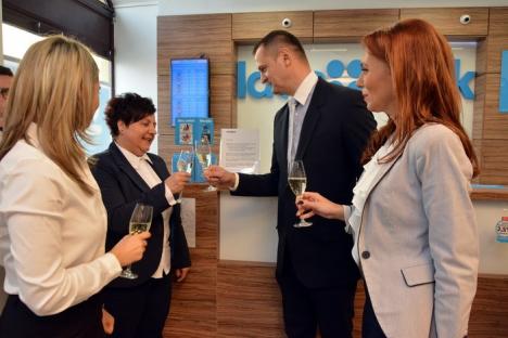 Fără poezie, bani pentru idei: Idea::Bank şi-a deschis sucursală la Oradea, în Piaţa Unirii (FOTO)