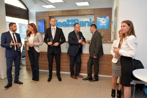 Fără poezie, bani pentru idei: Idea::Bank şi-a deschis sucursală la Oradea, în Piaţa Unirii (FOTO)