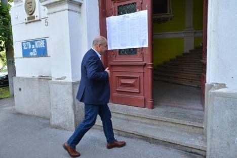 Liderul PNL, Ilie Bolojan, a votat pentru europarlamentare şi referendum: 'Sunt nişte alegeri care ne influenţează pe toţi' (FOTO)