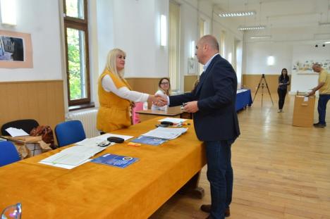 Liderul PNL, Ilie Bolojan, a votat pentru europarlamentare şi referendum: 'Sunt nişte alegeri care ne influenţează pe toţi' (FOTO)