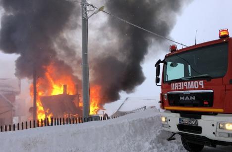 ISU Crişana: Focul de la Cabana Padiş, pornit de la un coş de fum deteriorat (FOTO)