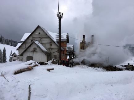 ISU Crişana: Focul de la Cabana Padiş, pornit de la un coş de fum deteriorat (FOTO)