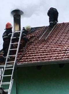 Incendiu la şcoala din Cherechiu, din cauza unui coş de fum, elevii și profesorii au fost evacuați (FOTO)