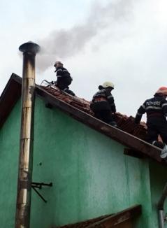 Incendiu la şcoala din Cherechiu, din cauza unui coş de fum, elevii și profesorii au fost evacuați (FOTO)