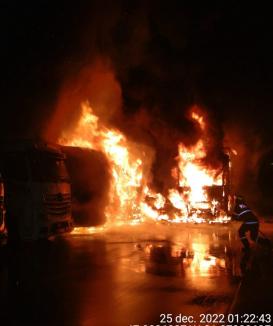 FOTO/VIDEO: Incendiu uriaș în Oradea, la un parc auto! Mai multe autovehicule s-au făcut scrum în noaptea de Crăciun