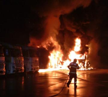 FOTO/VIDEO: Incendiu uriaș în Oradea, la un parc auto! Mai multe autovehicule s-au făcut scrum în noaptea de Crăciun