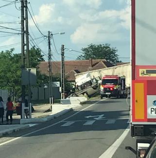 Accident între Oradea şi Salonta, cu un Opel şi un TIR. Autoturismul a ajuns cu roţile-n sus (FOTO)