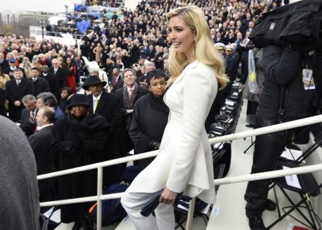Melania Trump, eclipsată de un consilier al preşedintelui şi haina sa Gucci în stil militar (FOTO)