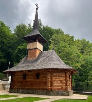 La Mănăstirea Izbuc va fi sfințită biserica din lemn cu hramul Înălțarea Domnului, chiar în ziua sărbătorii (FOTO)