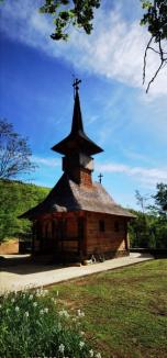 La Mănăstirea Izbuc va fi sfințită biserica din lemn cu hramul Înălțarea Domnului, chiar în ziua sărbătorii (FOTO)