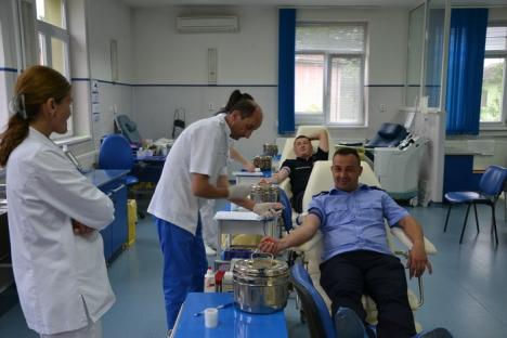 La apelul Patriarhiei, jandarmii bihoreni au donat sânge (FOTO)