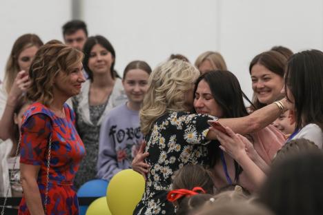 Jill Biden, întâlnire cu ucraineni din România: „Poporul român este extraordinar. I-au primit pe toți acești refugiați în casele lor” (FOTO / VIDEO)