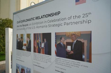 Ambasadoarea SUA, Kathleen Kavalec, la prima vizită în Oradea, pentru deschiderea expoziției „We the People”. Primarul și prefectul și-au făcut selfie cu ea (FOTO/VIDEO)