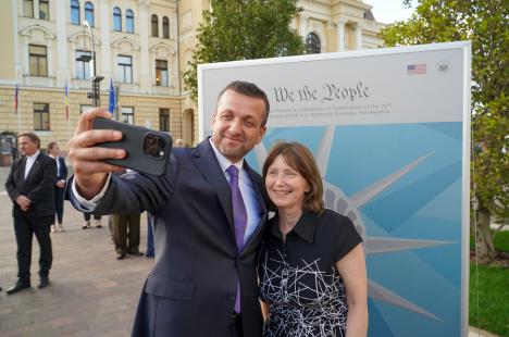 Ambasadoarea SUA, Kathleen Kavalec, la prima vizită în Oradea, pentru deschiderea expoziției „We the People”. Primarul și prefectul și-au făcut selfie cu ea (FOTO/VIDEO)
