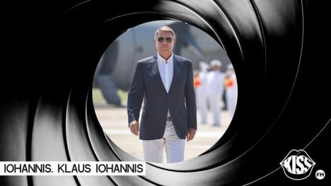 Iohannis, viral pe Facebook: Noul look al preşedintelui, cu ochelari de soare gen Top Gun, a stârnit avalanşă de comentarii pe reţelele sociale (FOTO / VIDEO)