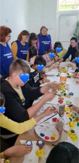 Terapie prin artă: membrii Kiwanis, aproape de elevii Centrului Școlar pentru Educație Incluzivă Orizont din Oradea