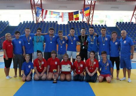 Tinerii judoka de la LPS CSS Liberty au obţinut 22 de clasări pe podium la Cupa Drobeta