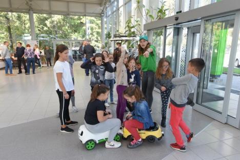 Ziua Skoda, la Autogrand Oradea: Copiii au luat lecţii preventive de la un poliţist şi au „testat” noul model Skoda Kamiq (FOTO / VIDEO)