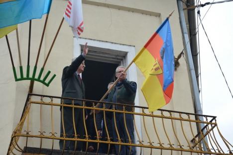 Tokes, înainte să arboreze steagul Ardealului sub ochii Poliţiei Locale: Ne uneşte şi ne reprezintă pe toţi, nu e un gest provocator (FOTO)