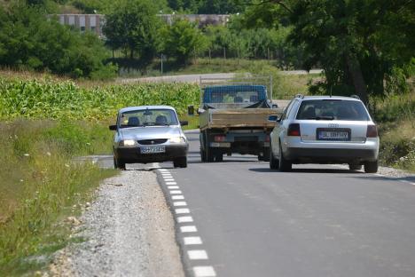 Consiliul Județean Bihor dă aproape 1 milion de euro pentru trei primării care vor să-și modernizeze drumurile comunale