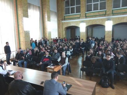 Sandu Lungu, întâmpinat cu aplauze de elevii Colegiului 'Mihai Eminescu' (FOTO)
