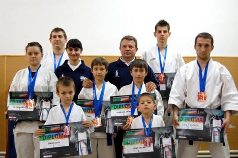 Orădenii s-au întors cu 12 medalii de la întrecerile internaţionale de karate de la Belgrad 