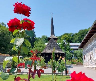 Mănăstirea Izbuc așteaptă mii de pelerini la slujba de hram și maslu de praznicul Schimbării la Față