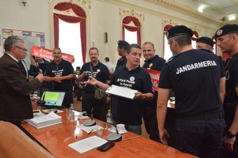 Ioan Mang şi consilierii PSD au părăsit sala când li s-a propus să semneze pentru campania 'Fără penali în funcţii publice!' (FOTO/VIDEO)