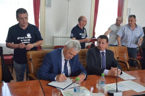 Ioan Mang şi consilierii PSD au părăsit sala când li s-a propus să semneze pentru campania 'Fără penali în funcţii publice!' (FOTO/VIDEO)