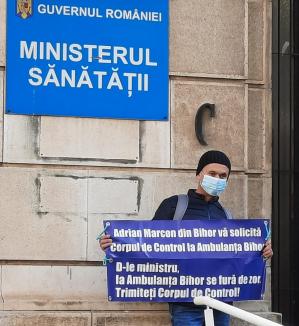 'La crâşme şi la femei' cu maşina SAJ Bihor. Un ambulanţier şi-a 'turnat' şefii după un protest solitar la Ministerul Sănătăţii