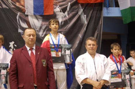 Orădenii s-au întors cu 12 medalii de la întrecerile internaţionale de karate de la Belgrad 