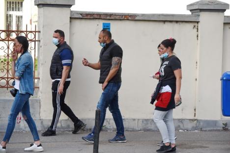 Romi Neguş, la ieşirea din sediul Poliţiei Bihor: 'Nu aveţi ce face, iar mă pozaţi?' (FOTO / VIDEO)
