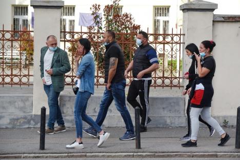 Romi Neguş, la ieşirea din sediul Poliţiei Bihor: 'Nu aveţi ce face, iar mă pozaţi?' (FOTO / VIDEO)