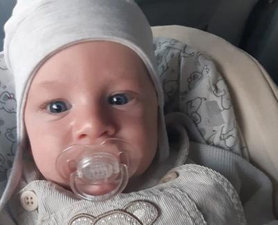 O familie din Oradea cere ajutor: Bebeluşul Noel are o boală gravă a muşchilor şi orice sumă contează