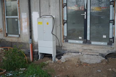 Raita încurcă lume: 'Superconstructorul' Călin Raita 'loveşte' şi în Oradea, predând clienţilor un bloc neracordat la apă, canalizare şi termoficare (FOTO)