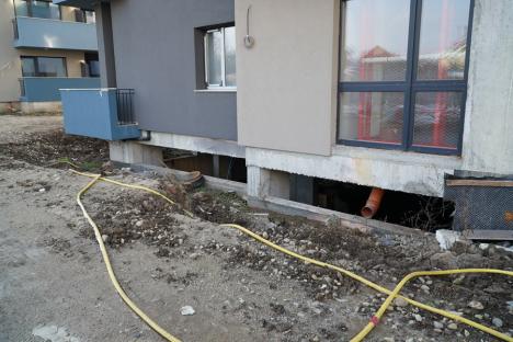 Raita încurcă lume: 'Superconstructorul' Călin Raita 'loveşte' şi în Oradea, predând clienţilor un bloc neracordat la apă, canalizare şi termoficare (FOTO)
