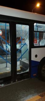 Autobuz vandalizat în Oradea: Ţigani beţi s-au certat şi, de nervi, au spart sticla dintr-o uşă (FOTO)