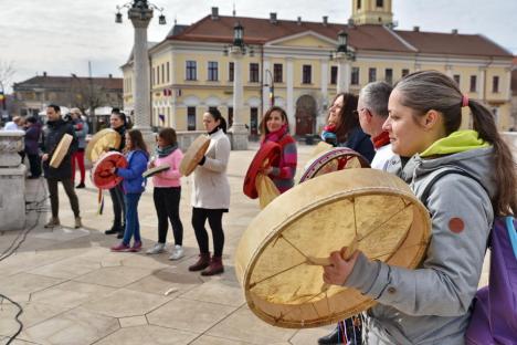 One Billion Rising: Zeci de oameni au dansat, în centrul Oradiei, dorind să dea un mesaj împotriva violenței în familie (FOTO / VIDEO)