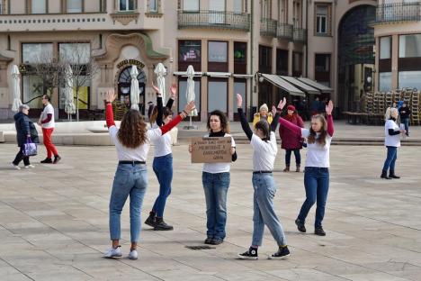 One Billion Rising: Zeci de oameni au dansat, în centrul Oradiei, dorind să dea un mesaj împotriva violenței în familie (FOTO / VIDEO)