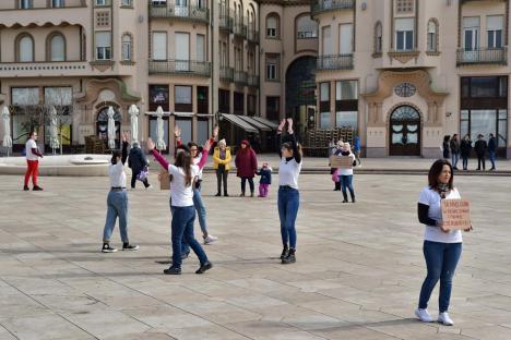 One Billion Rising: Zeci de oameni au dansat, în centrul Oradiei, dorind să dea un mesaj împotriva violenței în familie (FOTO / VIDEO)
