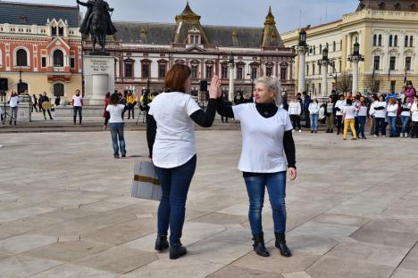 One Billion Rising: Zeci de oameni au dansat, în centrul Oradiei, dorind să dea un mesaj împotriva violenței în familie (FOTO / VIDEO)