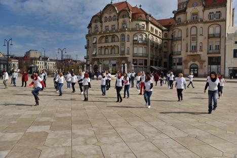 One Billion Rising: Zeci de oameni au dansat, în centrul Oradiei, dorind să dea un mesaj împotriva violenței în familie (FOTO / VIDEO)