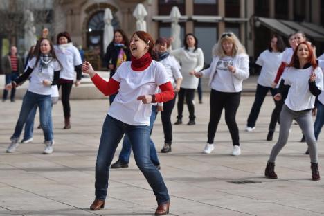 One Billion Rising: Zeci de oameni au dansat, în centrul Oradiei, dorind să dea un mesaj împotriva violenței în familie (FOTO / VIDEO)