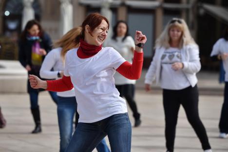 One Billion Rising: Zeci de oameni au dansat, în centrul Oradiei, dorind să dea un mesaj împotriva violenței în familie (FOTO / VIDEO)