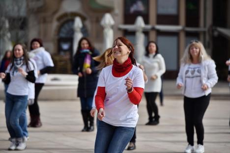 One Billion Rising: Zeci de oameni au dansat, în centrul Oradiei, dorind să dea un mesaj împotriva violenței în familie (FOTO / VIDEO)