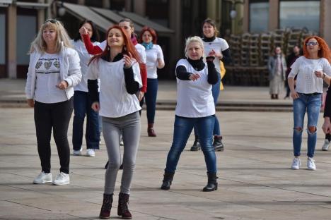 One Billion Rising: Zeci de oameni au dansat, în centrul Oradiei, dorind să dea un mesaj împotriva violenței în familie (FOTO / VIDEO)