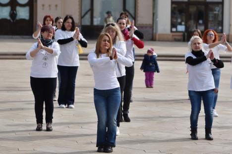 One Billion Rising: Zeci de oameni au dansat, în centrul Oradiei, dorind să dea un mesaj împotriva violenței în familie (FOTO / VIDEO)