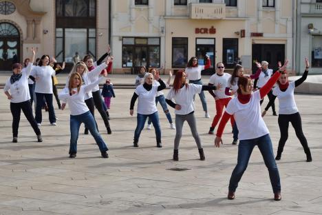 One Billion Rising: Zeci de oameni au dansat, în centrul Oradiei, dorind să dea un mesaj împotriva violenței în familie (FOTO / VIDEO)